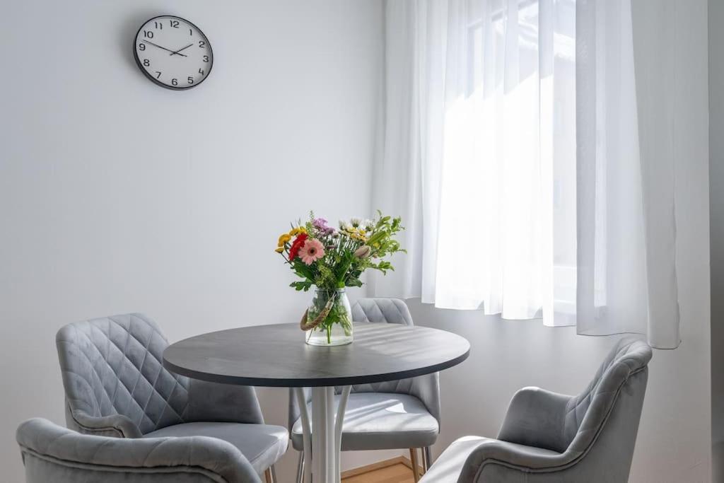 Elegant 1Br Flat With Balcony By Hm Apartment Vienna Exterior photo