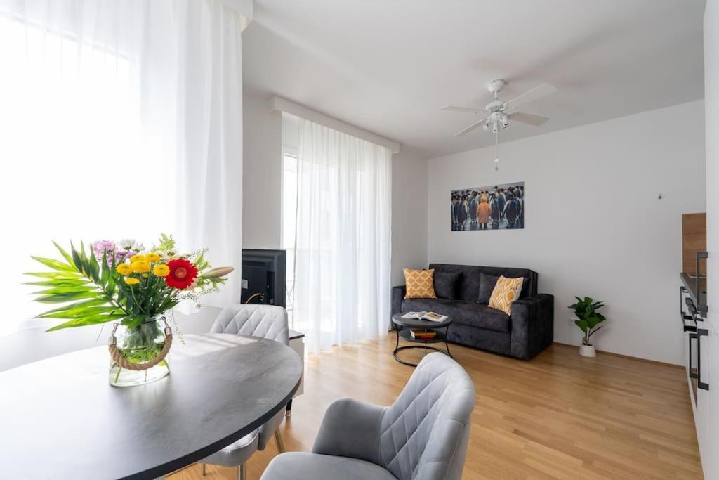 Elegant 1Br Flat With Balcony By Hm Apartment Vienna Exterior photo